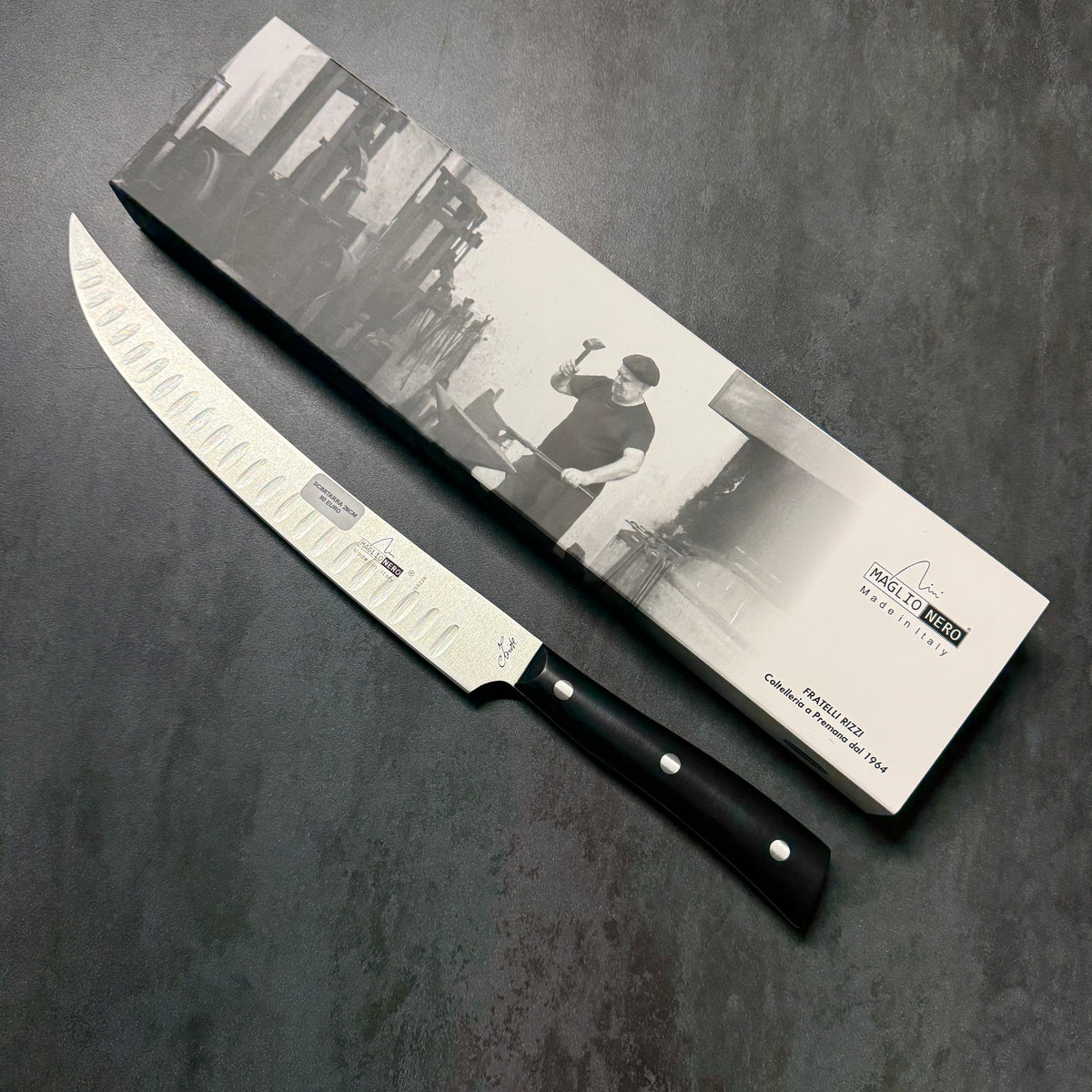 MAGLIO NERO - COLTELLO SCIABOLA - SCIMITARRA ALVEOLATA 26CM POM