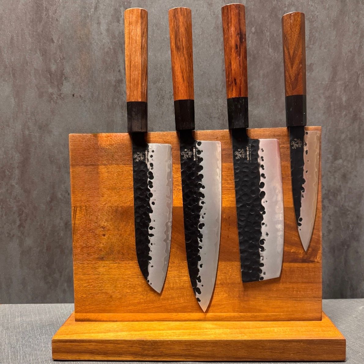 SET SHYNOBY HAMMERED BLACK con Ceppo Porta Coltelli