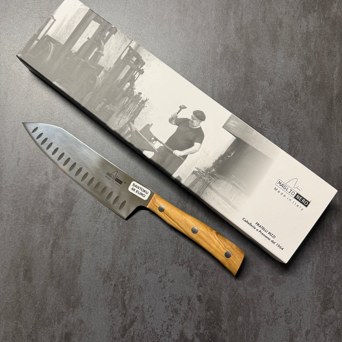 MAGLIO NERO Iside - COLTELLO ROCKING SANTOKU - 17CM ULIVO